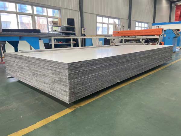 CFRTP材料闆(pan)更耐高(gāo)溫可與(yu)高強度(du)鋼媲美(mei)